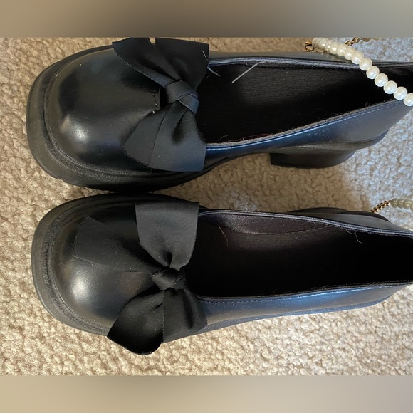 Shoes with Bows and Pearl ankle detail. Sz 40 - Picture 4 of 5